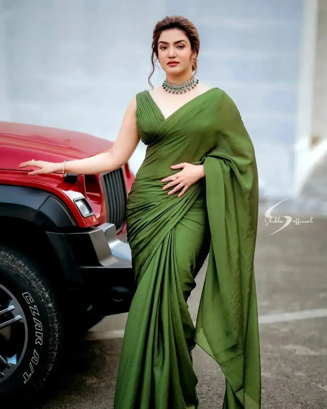 SOUTH INDIAN GIRL HONEY ROSE IN SLEEVELESS GREEN SAREE